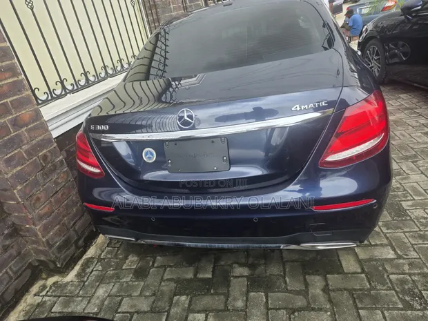 Mercedes-Benz E300 2017 Blue - 1