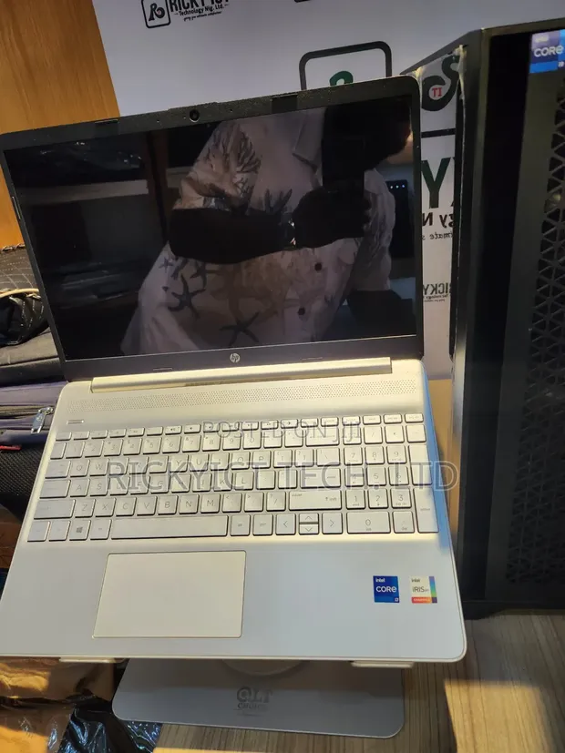 HP 15-dy2075tg Laptop: Core i7, 8GB RAM, 256GB SSD, Touchscreen - 1
