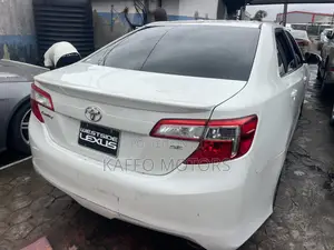 Toyota Camry SE 2.5L Farar 2014