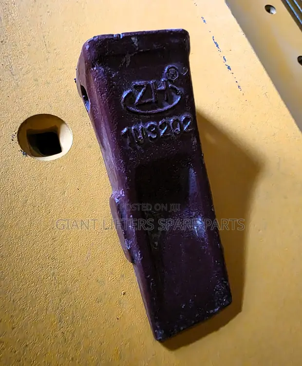 J200 Long Bucket Tooth/Tip (1U3202) - Heavy Duty Aftermarket - 1