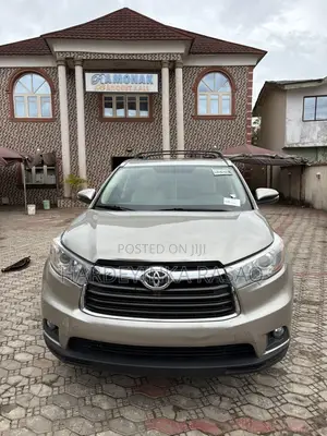 2015 Toyota Highlander XLE AWD SUV - Gold