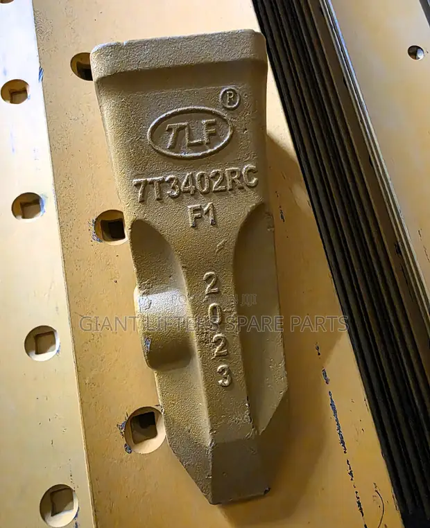 Heavy-Duty Rock Chisel Bucket Tooth J400 (7T3402RC) - 1