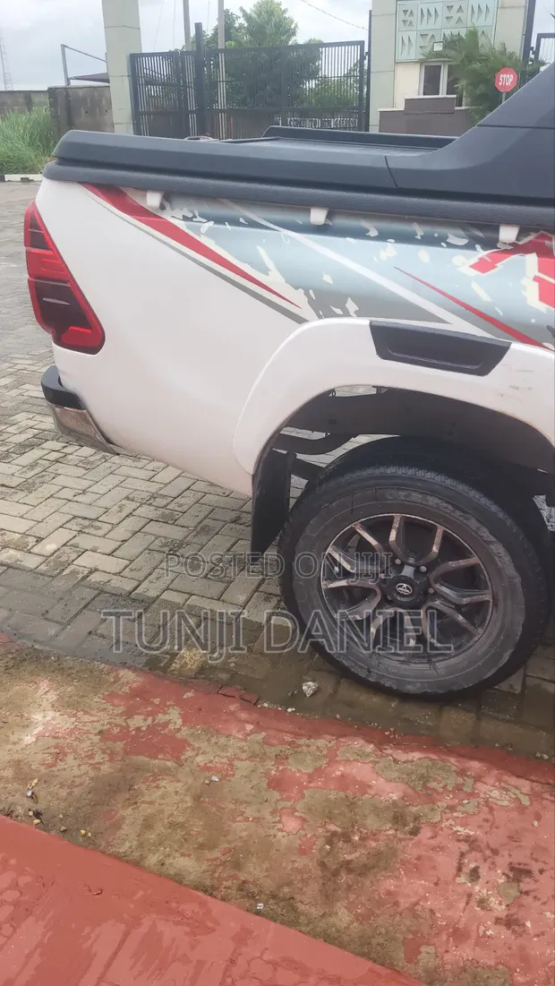 2020 Toyota Hilux White - 1