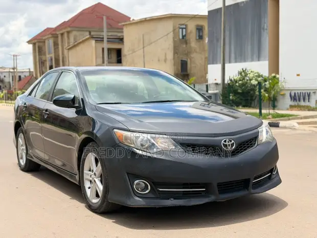 2014 Toyota Camry SE Sedan - 1