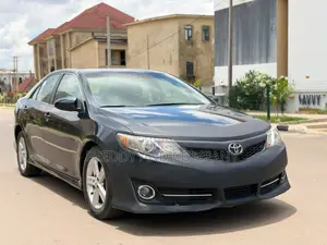 2014 Toyota Camry SE Sedan