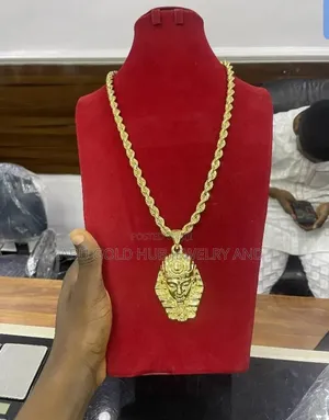18 Karat Gold Twist Chain with Diamond Accent