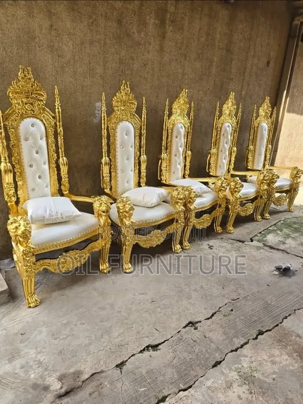 Ornate Gold High-Back Throne Chairs na Bikin Aure - 1