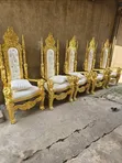 Ornate Gold High-Back Throne Chairs na Bikin Aure - 1