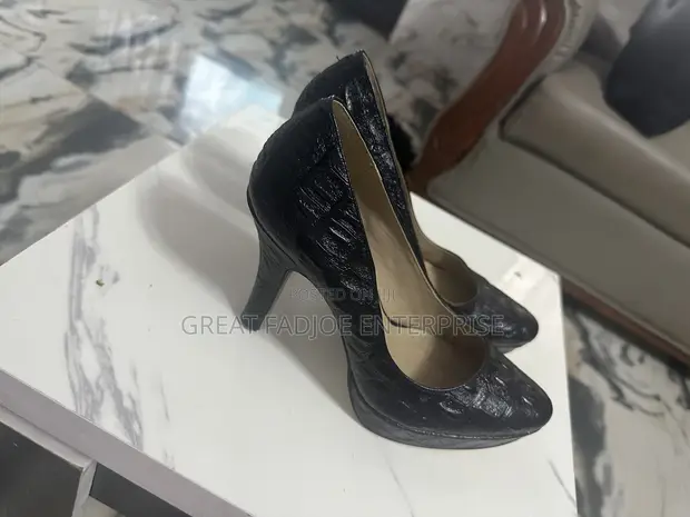 Black Textured Pointed-Toe Court Heels - Size 36.5 - 1