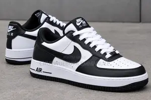 Stylish Nike Men's Sneakers - Black & White