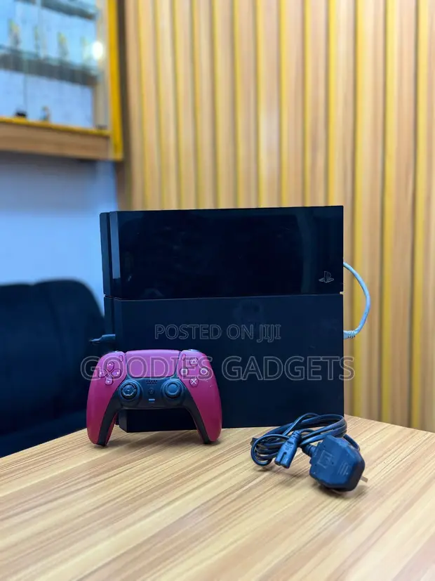 Used PlayStation 4 (PS4) with Games - 1