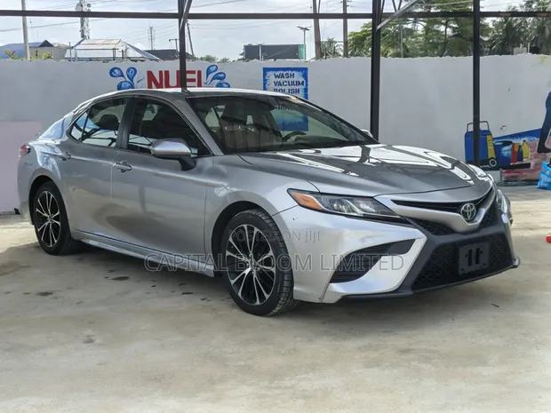 2018 Toyota Camry SE 2.5L Silver - 1