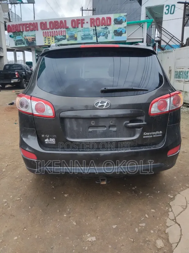 Hyundai Santa Fe 2011 Gray - 1