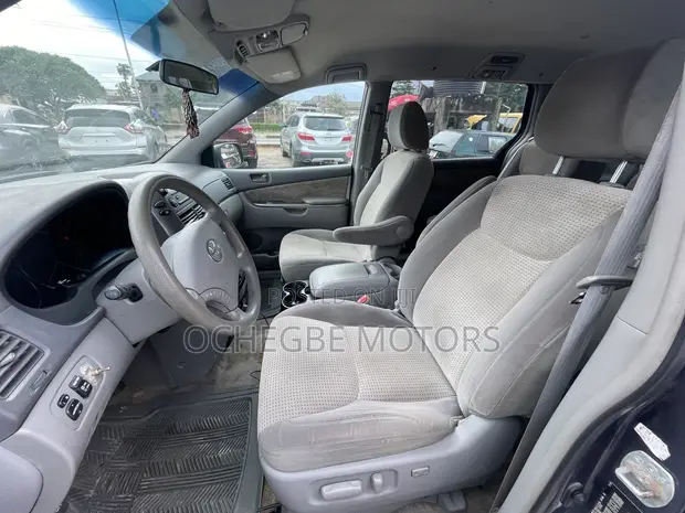 2010 Toyota Sienna LE 8-Passenger Minivan - 1
