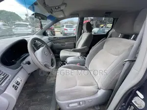 2010 Toyota Sienna LE 8-Passenger Minivan