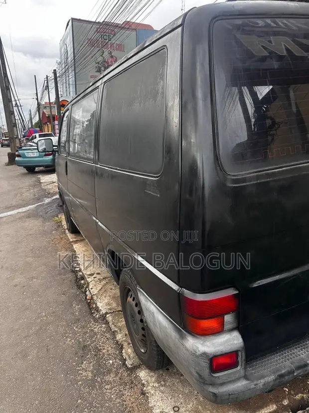 Volkswagen Transporter 1998 Black - 1