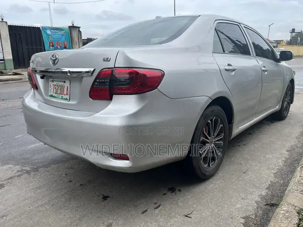 2009 Toyota Corolla LE Sedan - Silver - 1