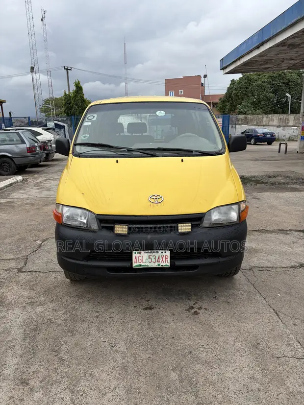 Toyota HiAce 2004 Yellow - 1