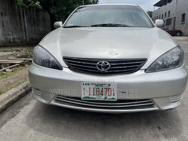 Toyota Camry 2004 Silver - 1