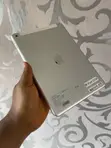 Apple iPad 9.7" (Tsara ta 5) 32GB Fari - 1