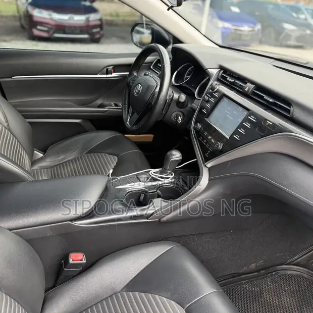 2018 Toyota Camry SE FWD (2.5L 4cyl) Baƙar - 1