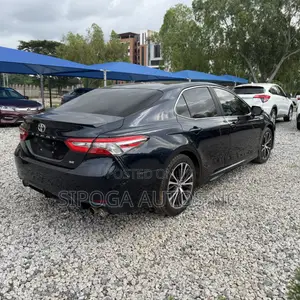 2018 Toyota Camry SE FWD (2.5L 4cyl) Baƙar