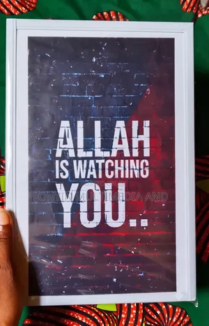 "Allah Yana Kallonka" Zane Mai Tsarki na Addinin Musulunci