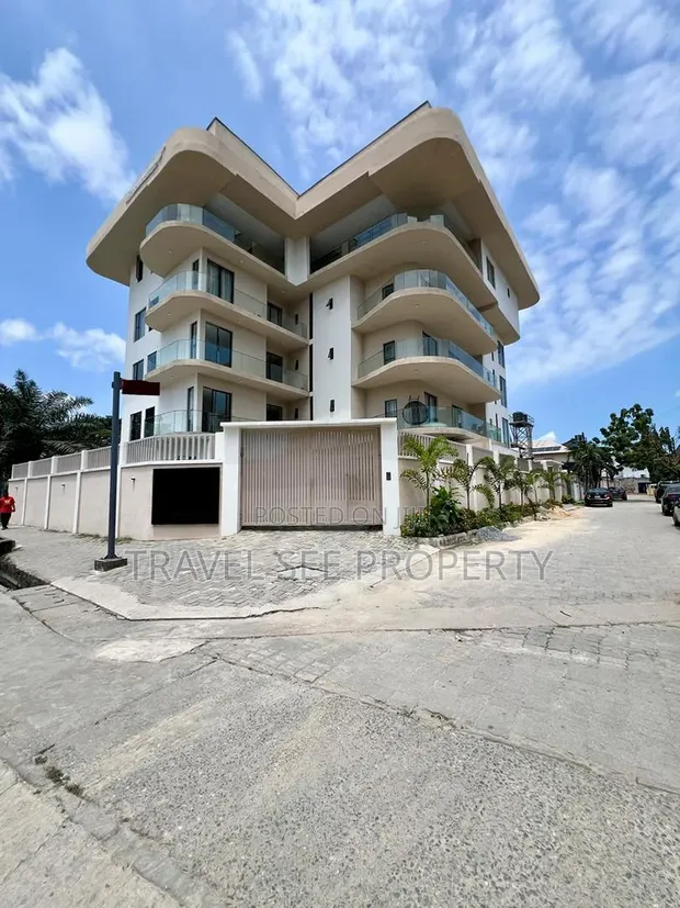 3-Bedroom Block of Flats a Cikin Gidan Jama'a Mai Zaman Kansa, Lekki Don Siyarwa - 1