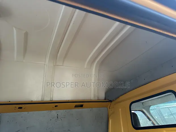 Volkswagen Transporter 2005 Yellow - 1