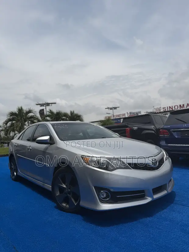 2013 Toyota Camry SE Sedan - Azurfa - 1
