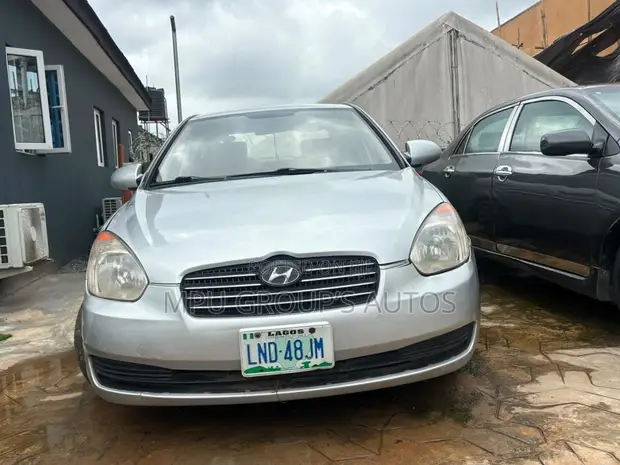 Hyundai Accent 2009 Silver - 1