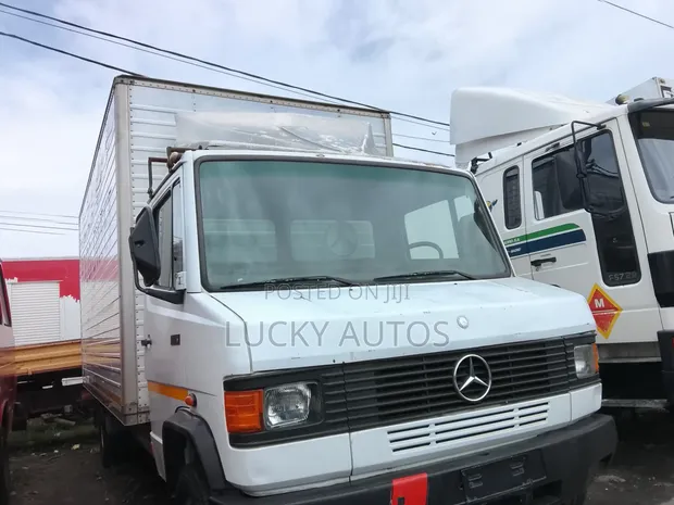 Mercedes-Benz 711 Box Truck Body - 1