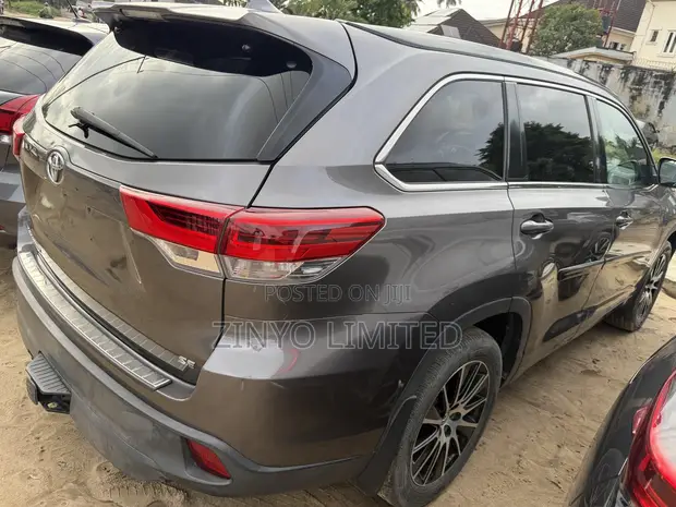 2017 Toyota Highlander SE 4x4 V6 SUV - Gray - 1