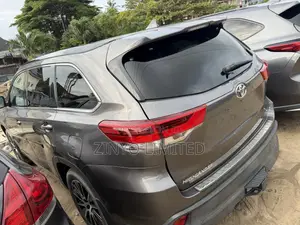 2017 Toyota Highlander SE 4x4 V6 SUV - Gray