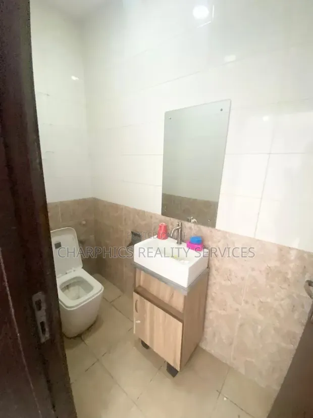 Gidan Zamani Mai Dakuna 3 Don Siyarwa, Lekki Phase 1 - 1