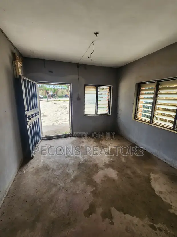 Wurin Ofis/Siyasa Mai Dakuna 3 Don Sawa - Ibadan - 1