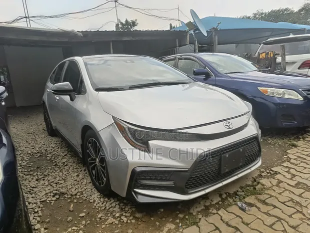 Toyota Corolla 2021 Launin Azurfa - 1