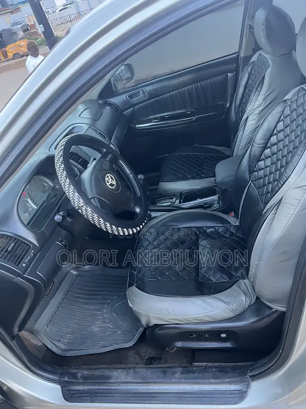 Toyota Camry LE V6 Sedan 2004 - Launin Azurfa - 1