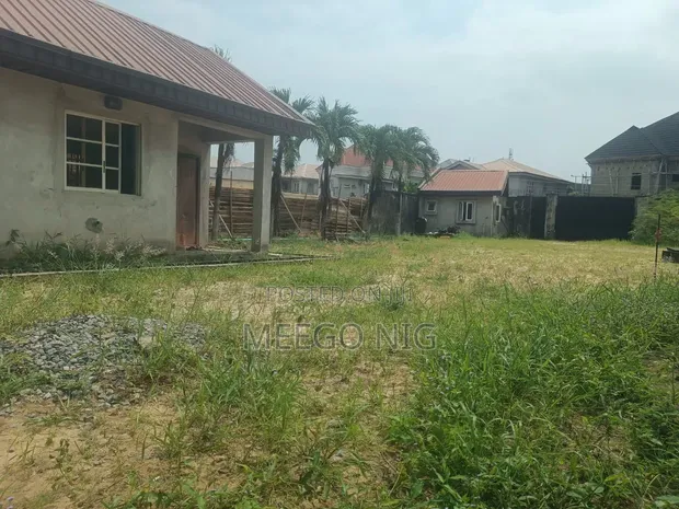 Filin Sukuni 1200sqm don Siyarwa/JV a Alma Beach Estate, Ikate - 1