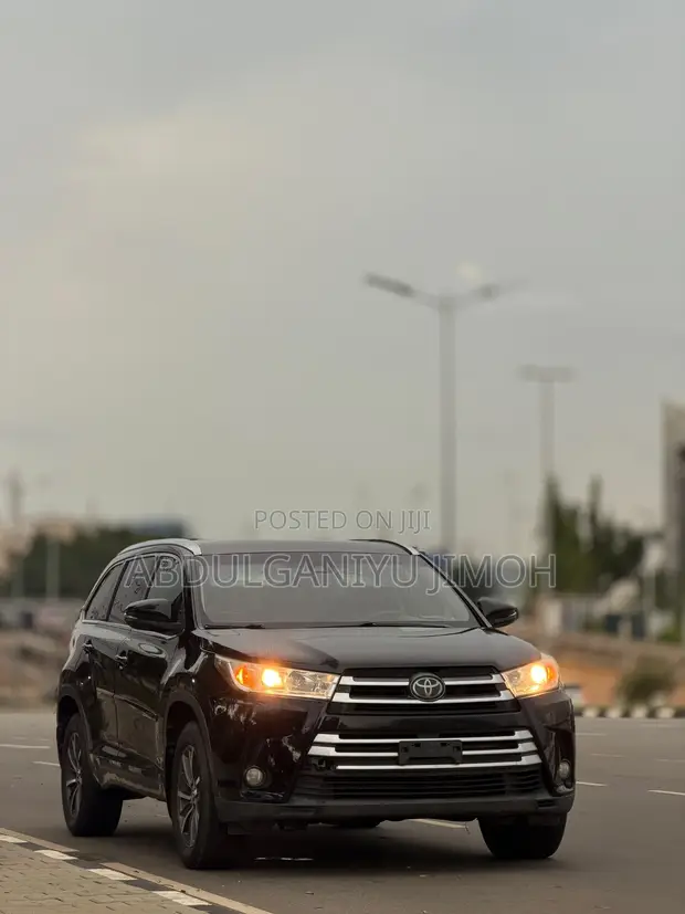 2019 Toyota Highlander XLE Black - 1