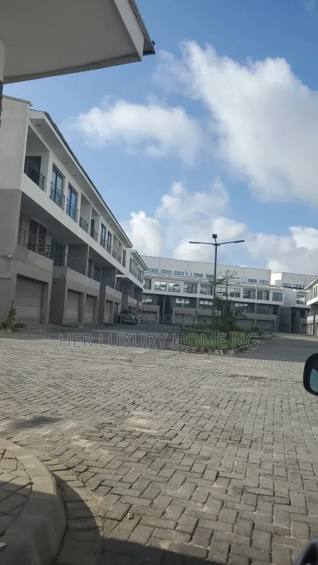 5-Bedroom Semi-Detached Duplex for Rent in Chevron - 1