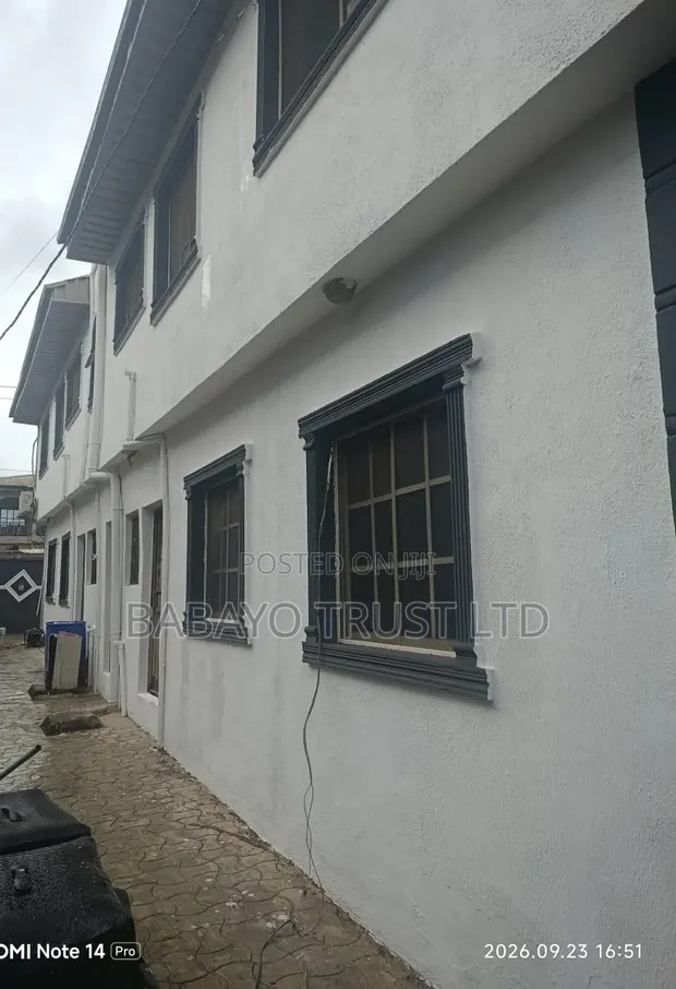 Gidan Flats 8 Bedroom Don Siyawa a Igando, Lagos - 1