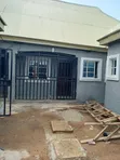 Dakin Kwana 1 da Parlour Mai Cikakken Kayan Saka a Rugar Madaki, Karu - 1