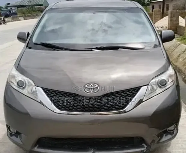 Toyota Sienna LE 7-Passenger 2011 Gray - 1
