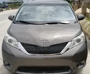Toyota Sienna LE 7-Passenger 2011 Gray