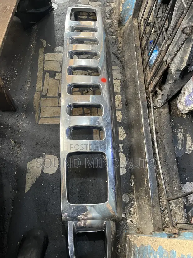 Hummer H3 Front Grille - Used - 1