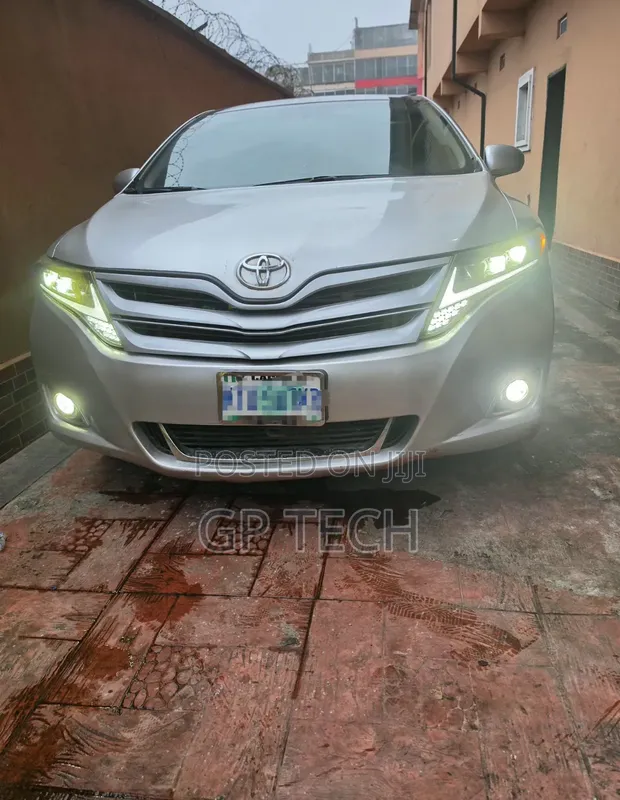 Toyota Venza V6 2010 Silver - 1