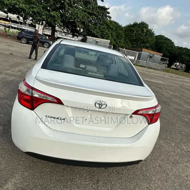 Toyota Corolla 2014 White - 1