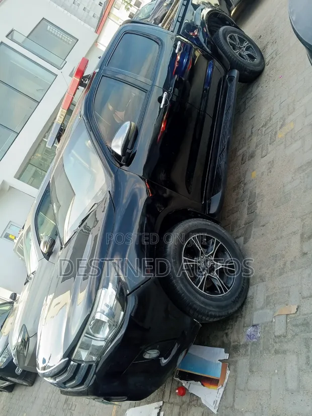 Toyota Hilux 2010 Black - 1
