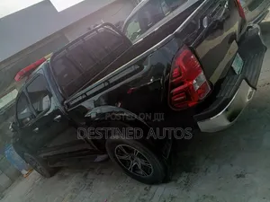 Toyota Hilux 2010 Black